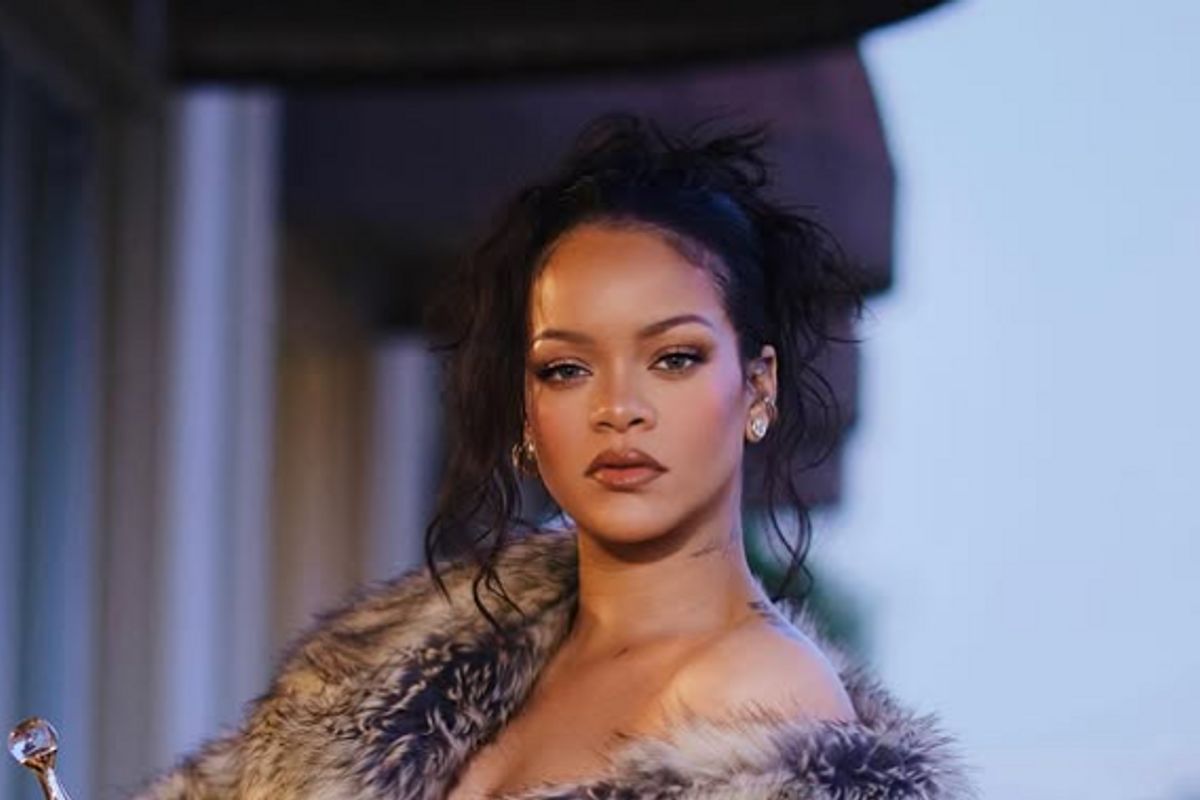 Titanium Rihanna La chanteuse Rihanna échappe de peu à des tirs à son domicile de Los ...