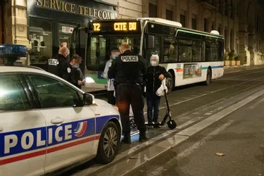 En patrouille avec la police occupée à faire respecter le couvre-feu à Saint-Étienne