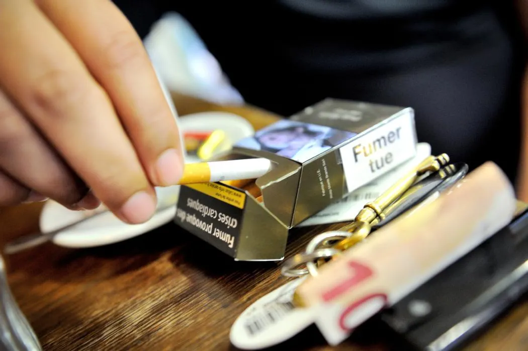 Le paquet de cigarettes bientôt à 10 euros : quelle évolution depuis 1990 ?  Est-ce vraiment moins cher ailleurs ?