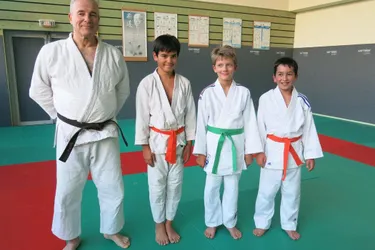 Trois judokas en tournoi départemental