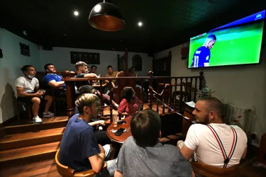 « Je ne viens que pour Benzema » : une soirée presque normale au bar devant France-Allemagne à Guéret (Creuse)