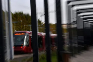 A Clermont-Ferrand, il monte dans une rame du tramway avec une hache