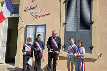 La devise républicaine s'affiche sur la mairie de Saint-Nizier-sous-Charlieu, concrétisation d'un projet municipal