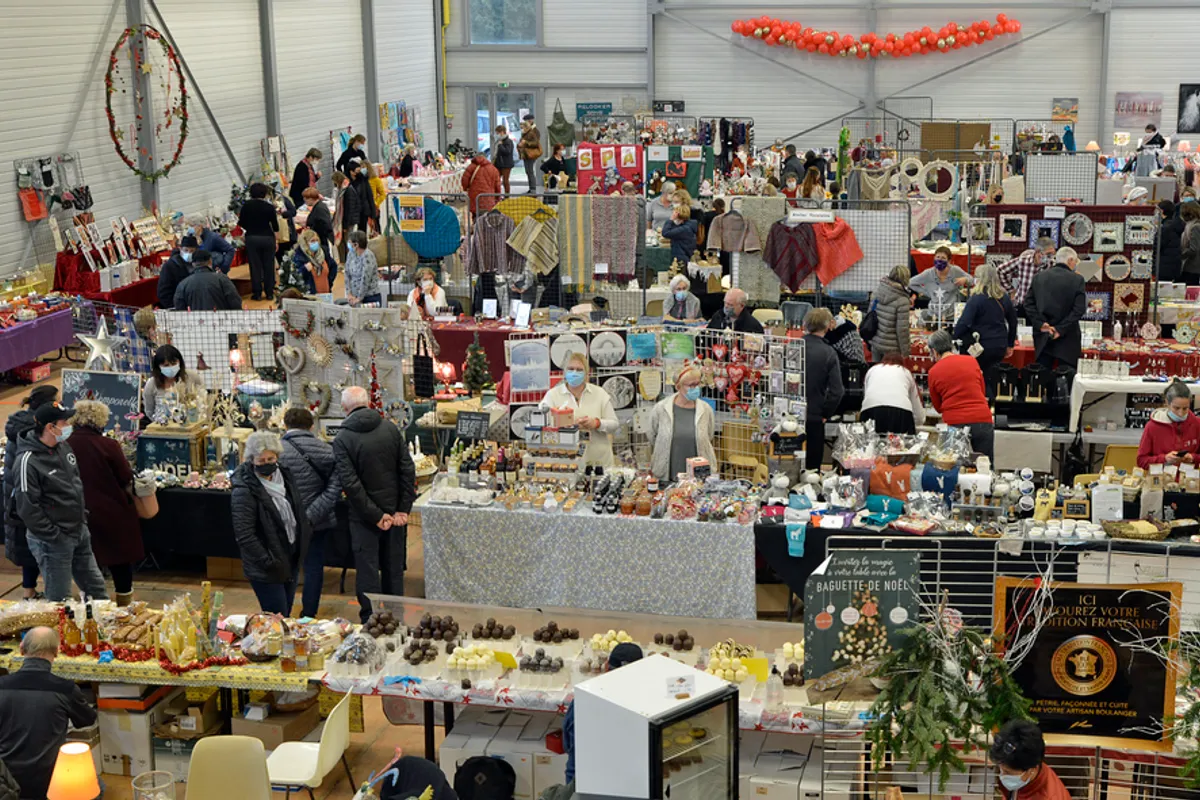 Marché de Noël à Neuvy avec stands et visiteurs