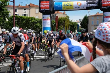 Le départ de la 73e édition du Critérium du Dauphiné donné à Issoire (Puy-de-Dôme)
