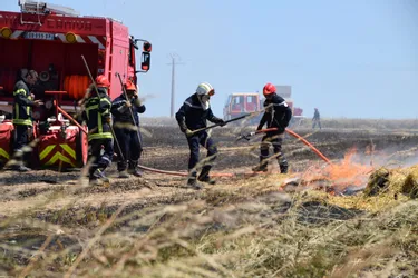 Un hectare de champ de paille part en feu à Chazemais