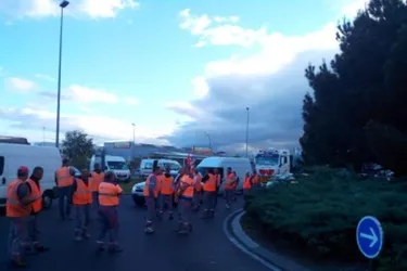 A 75 : Les salariés d'Eiffage Travaux publics bloquent le rond-point du Brézet
