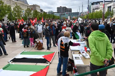Des manifestants rassemblés place de Jaude à Clermont-Ferrand pour soutenir les Palestiniens