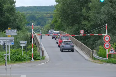 Pourquoi des portiques ont été installés aux entrées du pont Boutiron, au nord de Vichy (Allier)