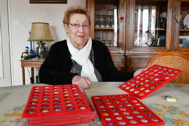 Les collectionneurs à Montluçon (Allier) : Denise adore sans modération les capsules de champagne