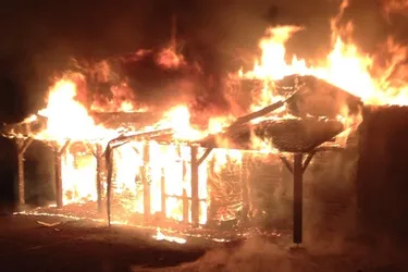 Les images spectaculaires de l'incendie du BB'S la nuit dernière à Aubière