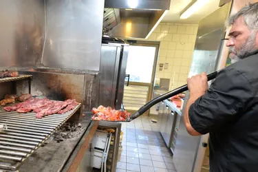 Les conseils de l'Argentin Martin Scelzo, restaurateur à Cournon-d'Auvergne (Puy-de-Dôme), pour réussir son barbecue
