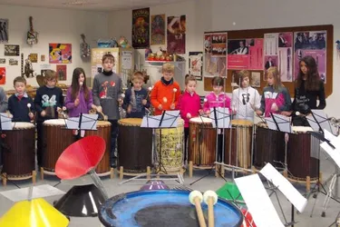 Les élèves découvrent les percussions