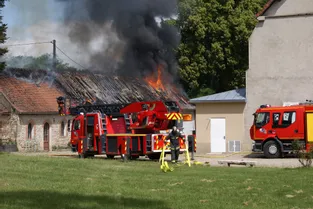 Un homme agresse des pompiers et gendarmes intervenus sur un incendie à Bayet (Allier)