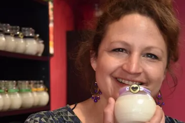 Agnès Villani, 41 ans, a changé de vie pour fabriquer des bougies au cœur de Champeix