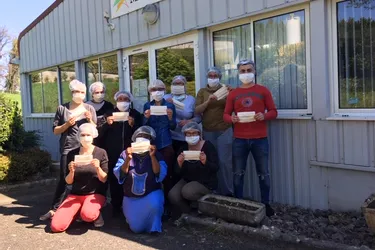 Les couturières de Dispo services à Maurs (Cantal) fabriquent des masques pour les associations d'aide à la personne