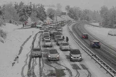 La neige surprend les automobilistes sur la RN 88, entre Firminy et Yssingeaux