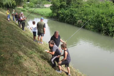 Les écoliers s’initient à la pêche