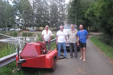 L’amicale des anciens pompiers vient au secours des pêcheurs pour oxygéner l'eau de l'étang Barbot, à Pulvérières (Puy-de-Dôme)