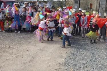 Carnaval à la cour pour les petits enfants