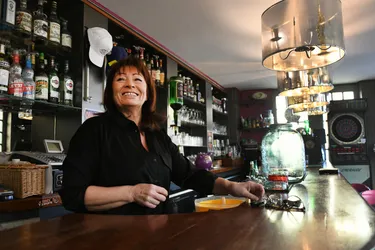 Martine Pendanx, 63 ans, tient le bar « Le Martin’s », à Moulins (Allier), connu pour être un lieu de convivialité