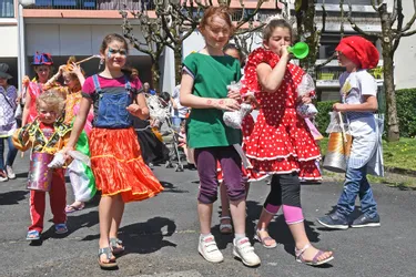 Une soixantaine de personnes, dont environ 40 enfants, ont défilé joyeusement à Aurillac