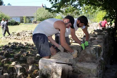 Retrouver les gestes antiques de la construction en pierre sèche