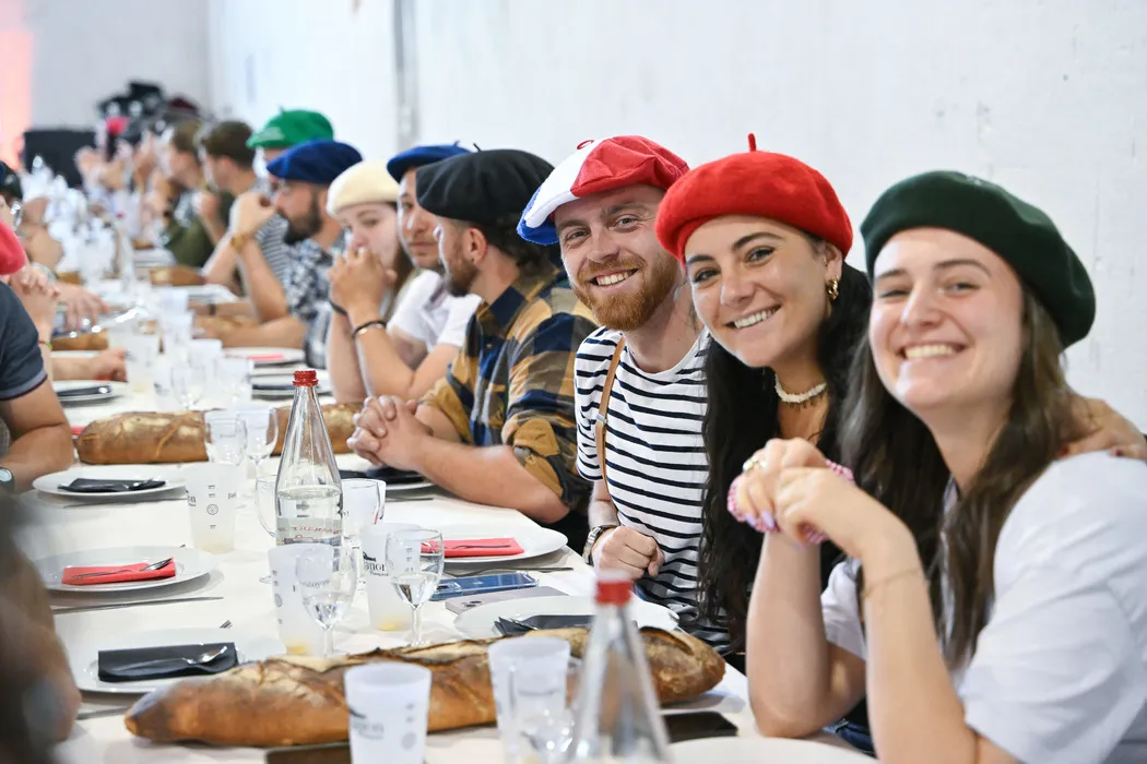 Charcut', vin rouge, Marseillaise survoltée... On a assisté à l'un de ces  banquets géants qui font le plein partout en France - La Montagne
