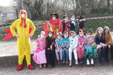 Les écoliers se déguisent pour Mardi gras