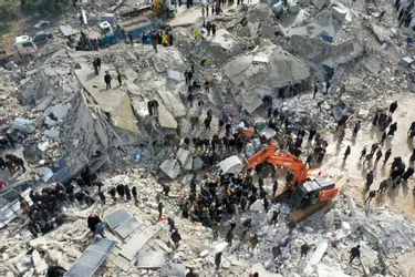 Les bouleversantes images des secours à la recherche de survivants en Turquie et en Syrie après le séisme