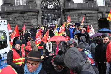 300 personnes mobilisées devant la préfecture du Puy-de-Dôme contre le recours au 49-3