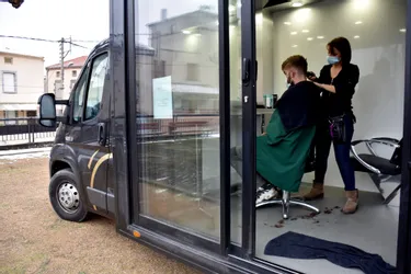 Son salon-camion de coiffure sillonne les villages du bassin d'Issoire : "J’aime l'idée d'aller à la rencontre des gens"