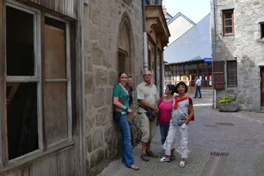 Jusqu’au 31 août, des visites guidées de la ville sont proposées aux touristes et aux locaux
