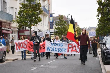 Des opposants au pass sanitaire ont défilé ce samedi 24 juillet à Vichy (Allier)