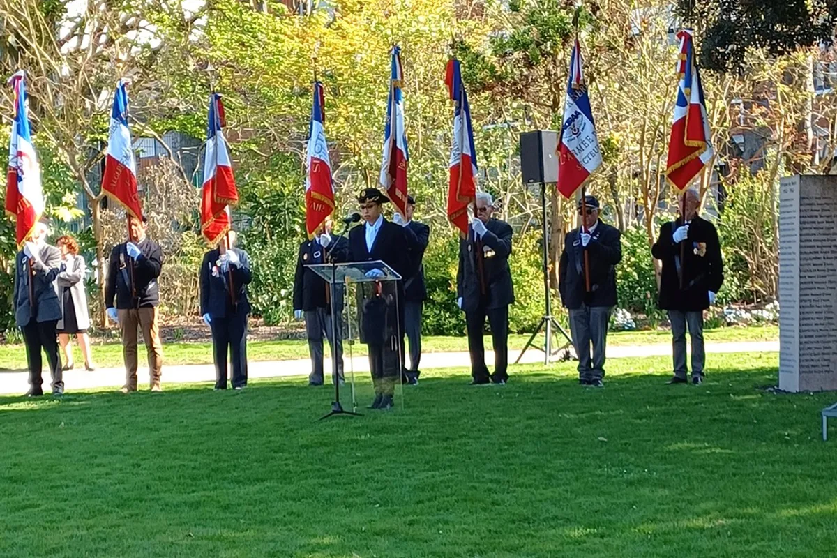 Badminton et cérémonie patriotique au parc Pasteur