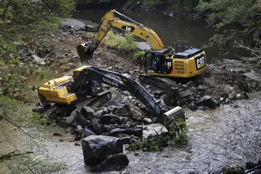 A l’initiative des pêcheurs, le Chazier, à Vertolaye, a été détruit pour libérer un peu plus la rivière