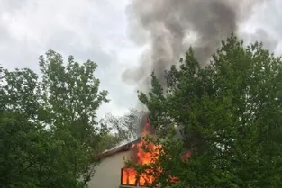 Une maison en feu à Montluçon