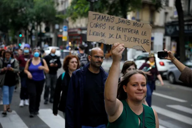 En France, des milliers de personnes dans la rue le 14 juillet contre ...