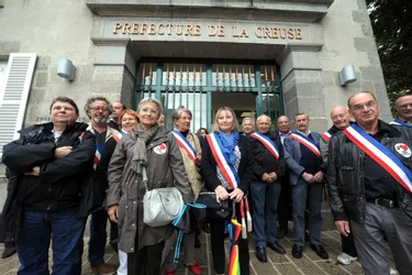 200 maires de La Creuse manifestent contre la baisse des dotations