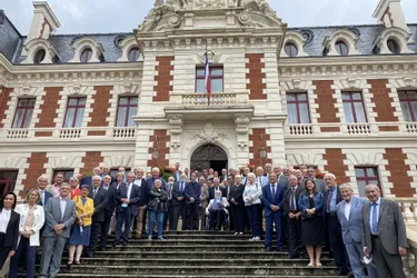Qui sont les anciens maires de Corrèze qui ont reçu la médaille d'honorariat pour plus de 18 ans de mandats ?