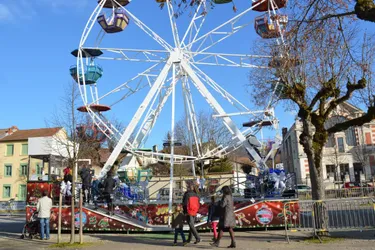 La place Charles-de-Gaulle accueille pour les fêtes de Noël une grande roue jusqu’au 27 décembre