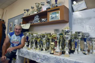 Quand Julian Alaphilippe, champion du monde de cyclisme, offrait une partie de ses trophées au VC Riom