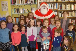 Le Père Noël en tournée à la bibliothèque
