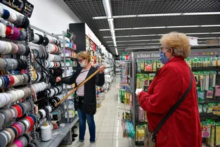 Les magasins de tissus de Montluçon commencent à reprendre leurs activités normales : « Ne vendre que de l’élastique et du tissu pour les masques, ça faisait bizarre ! »