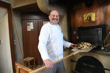 Dernière fournée pour Pierre Nury, boulanger Meilleur Ouvrier de France de Loubeyrat (Puy-de-Dôme)