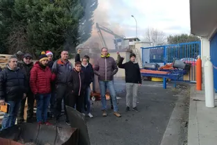 Salariés et ex-salariés bloquent l'usine Luxfer pour empêcher le démantèlement des machines à Gerzat (Puy-de-Dôme)