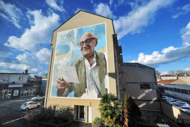 Le visage du dernier "découvreur" de Lascaux, décédé ce dimanche, peint sur la façade d'un immeuble de Brive