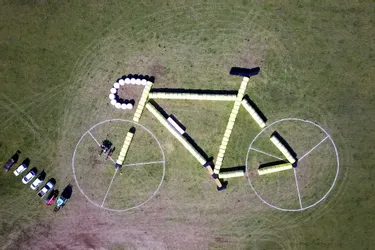 Les agriculteurs de Corrèze se mobilisent pour le Tour de France en réalisant un vélo géant