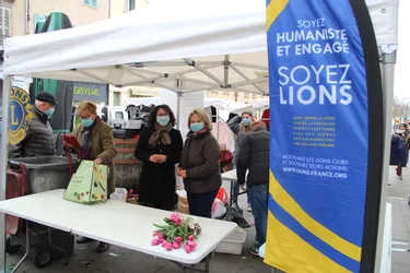 En avril, le Lions club de Brioude présent sur les marchés pour l'opération Tulipes contre le cancer