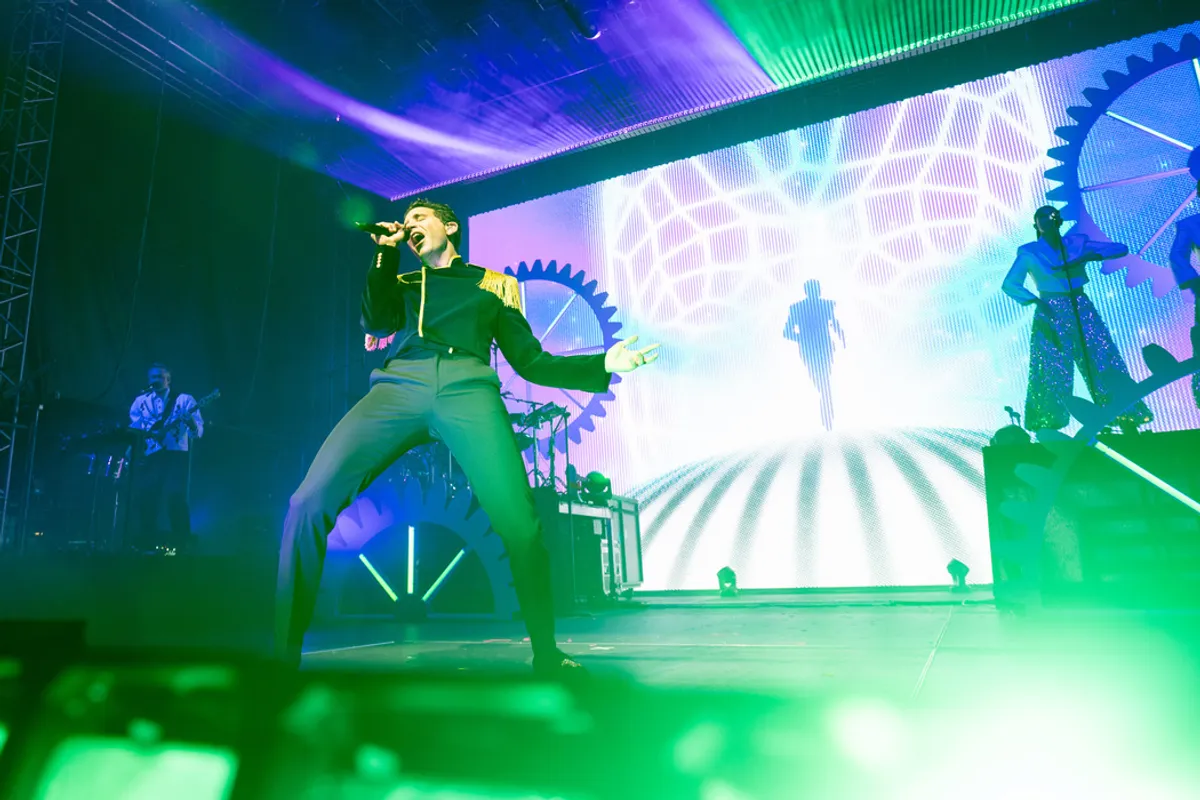 Mika à Aurillac : Un Concert Psychédélique Célébrant la Vie et la Communauté